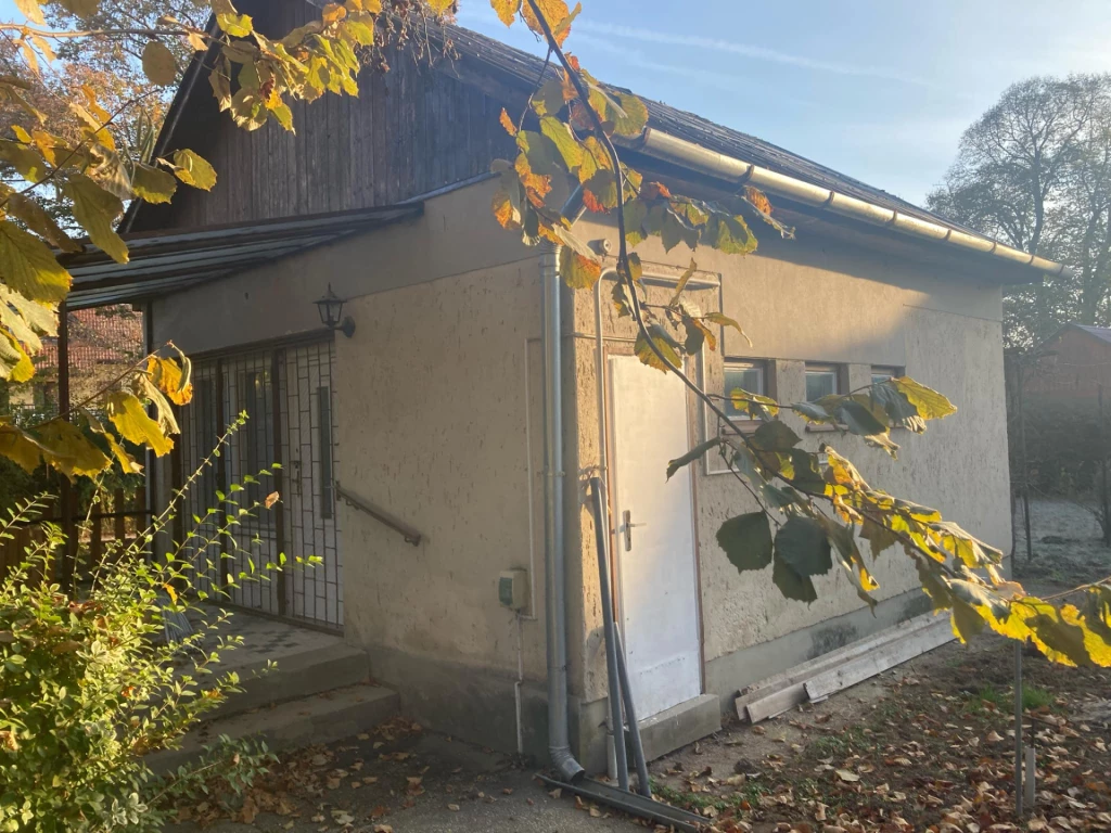 GÖDÖN 1 SZOBÁS CSALÁDI HÁZ KIADÓ!