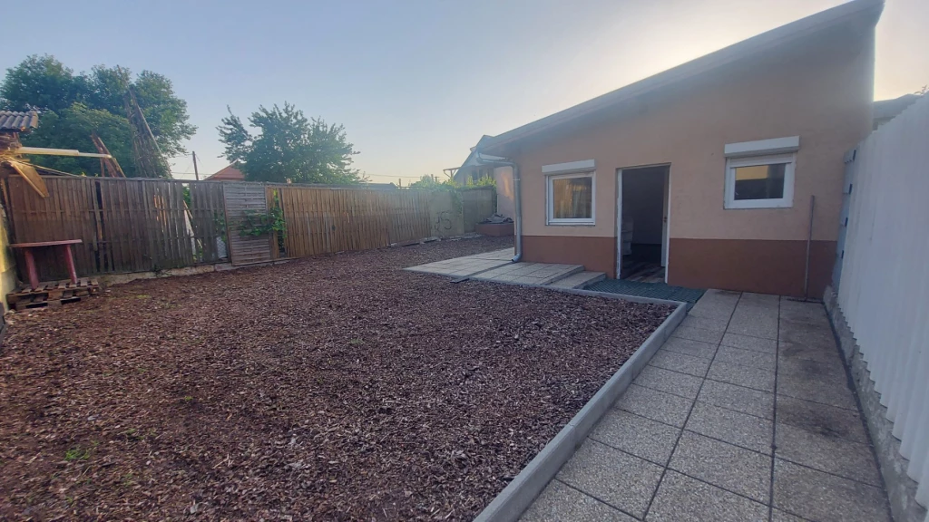 KUTYATARTÓK FIGYELEM! ÚJPEST KERTVÁROSÁBAN 1 SZOBÁS HÁZ, 120 NÉGYZETMÉTERES, INTIM KERTTEL KIADÓ!