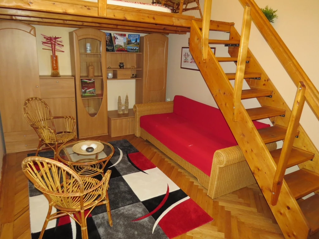 A KELETI PÁLYAUDVAR KÖZELÉBEN 1 SZOBÁS, GALÉRIÁS LAKÁS KIADÓ!