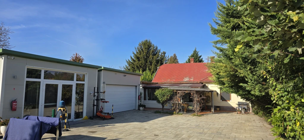 Budapest határától 7 km-re, Felsőpakonyban zöldövezeti, igényes üzleti telephely ingatlan eladó