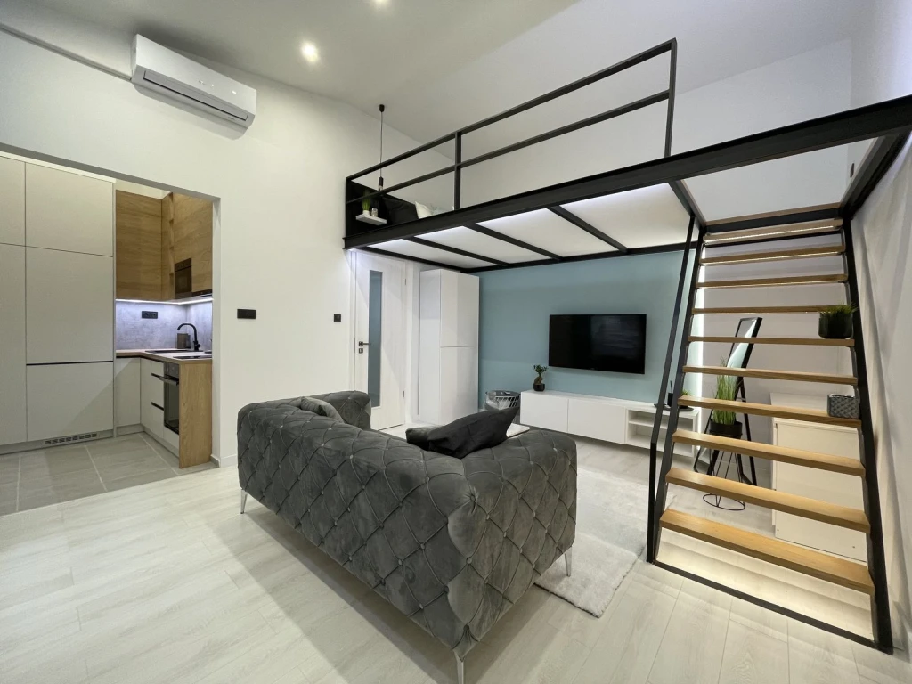 A BAKÁTS TÉRNÉL IGÉNYES, EGY SZOBÁS LAKÁS KIADÓ!