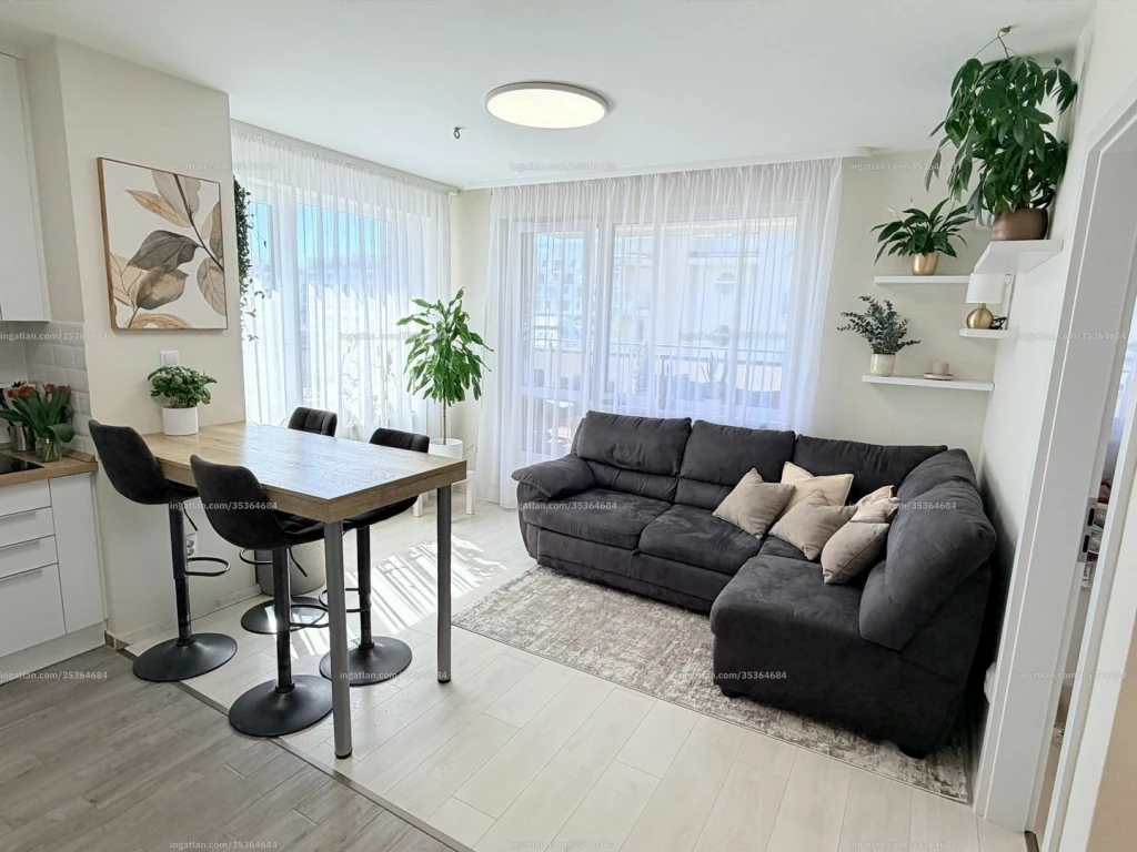 Bp. XI. kerülben, az Alíz utcában kínálunk megvételre egy 70 m²-es, okosotthon funkciókkal felszerelt, prémium lakást