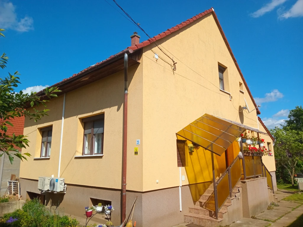 Gyál központjában 3 szintes, összkomfortos családi ház eladó 676 nm-es telken