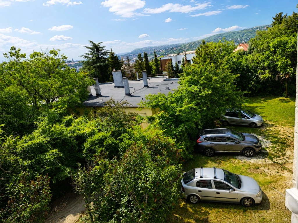 Rózsadombi panoráma, csend és alacsony rezsi egy helyen!   II. kerület – Vérhalom tér  210.000 Ft/hó  Azonnal költözhető  Frissen felújított, napfényes, panorámás garzon saját parkoló lehetőséggel