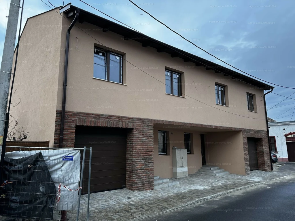 Debrecenben, belvárosban a Domb utca 14 szám alatt, új építésű családi ház eladó.