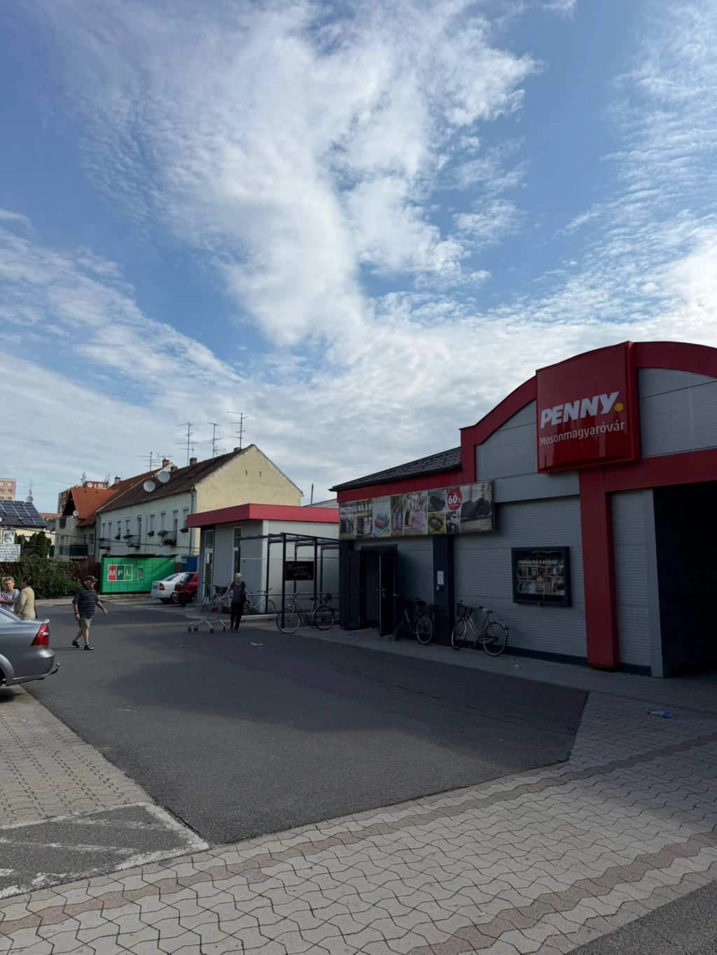 Mosonmagyaróváron a Penny Market közvetlen közelében eladó egy földszinti 62 nm es társasházi lakás!