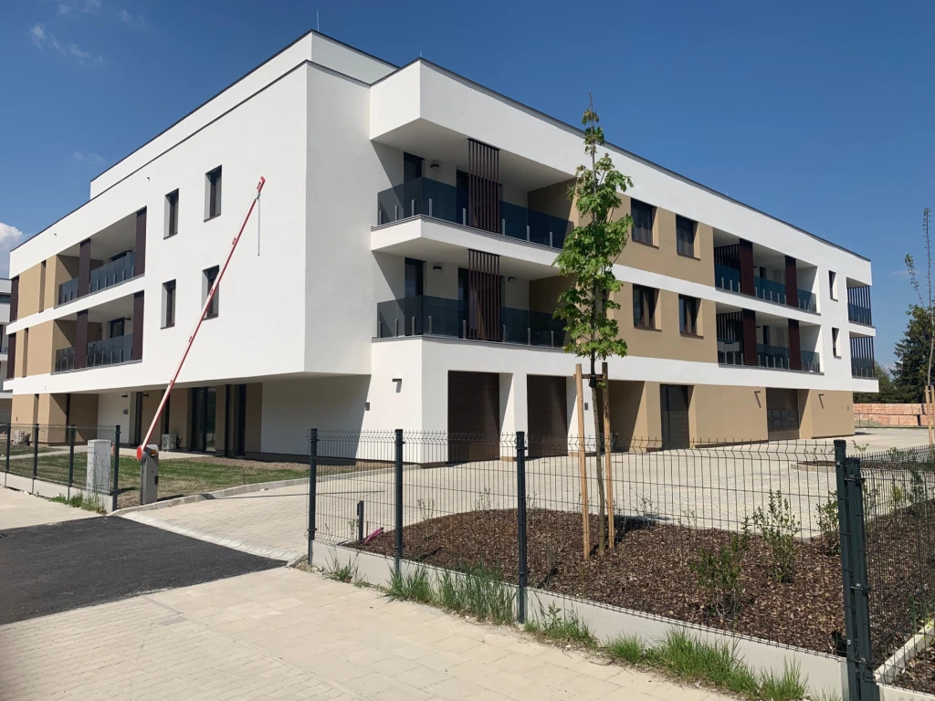 Győr-Révfalu városrészben exkluzív lakóparkban eladó egy 46 m2-es, 15,2 m2 fedett erkéllyel rendelkező új építésű lakás