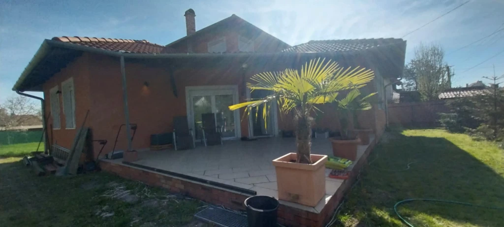 GÖDÖN NAPPALI PLUSZ 3 HÁLÓSZOBÁS, MEDITERRÁN JELLEGŰ CSALÁDI HÁZ KIADÓ!