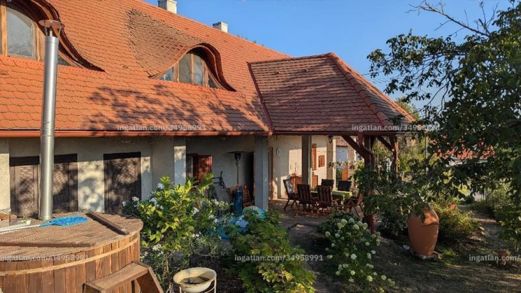 Sukorón eladó két önálló lakásból és két apartmanból álló hangulatos, felújított családi ház.