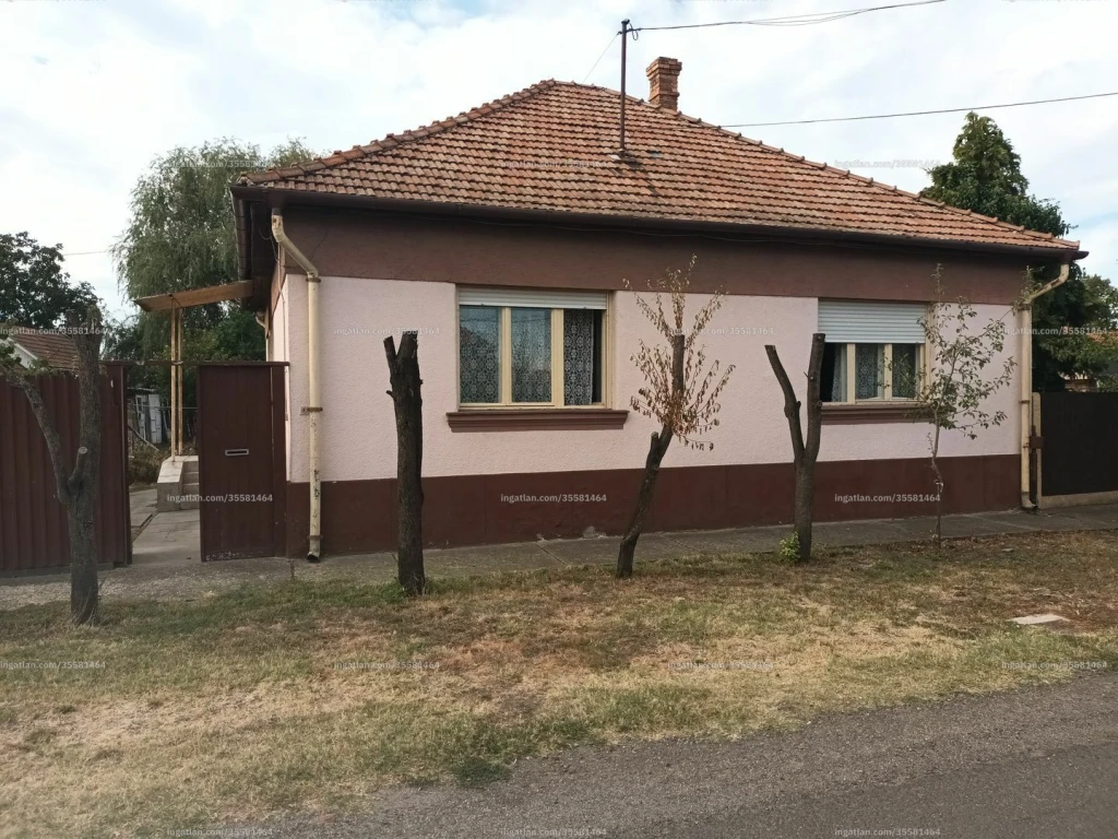 Jászberényben a városközponthoz közel, 3 szobás, összközműves családi ház eladó