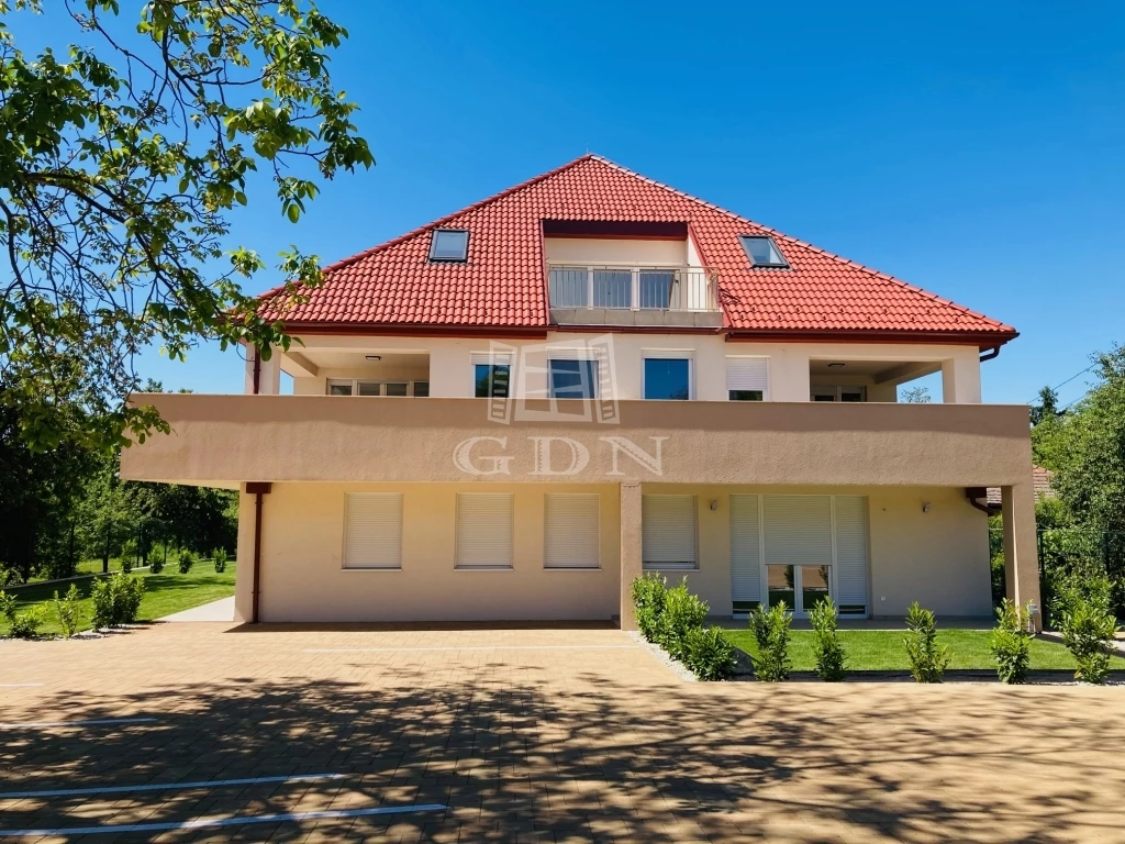 Eladó téglalakás, Balatonfűzfő, Lakjon úgy, mintha mindig nyaralna!