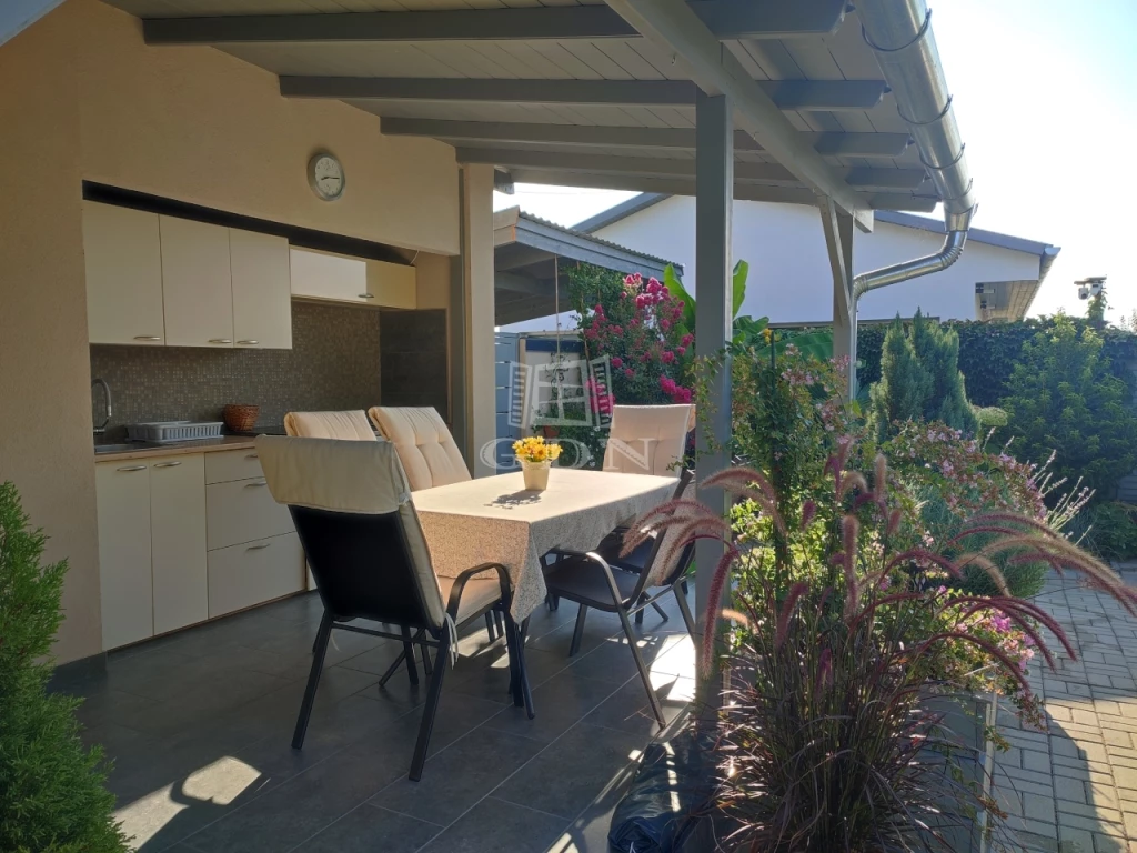 Eladó családi ház, Siófok, Két családi ház, 3 generáció