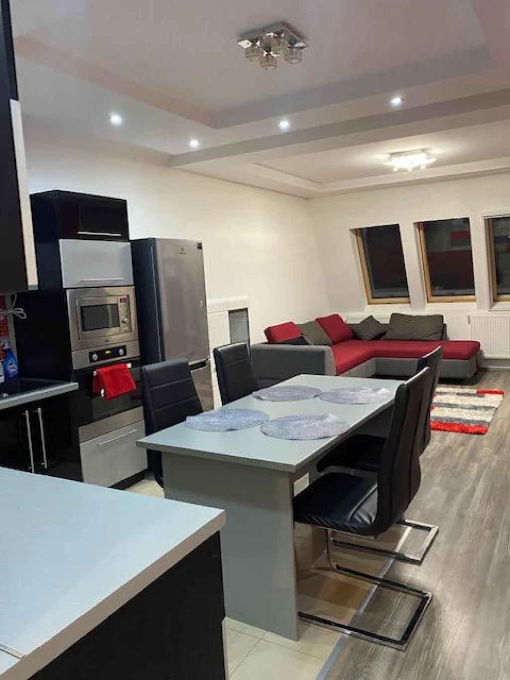 Debrecenben a Baross Gábor utcán kiadó egy 65nm-es, 1+2 félszobás, bútorozott társasházi lakás, garázzsal!