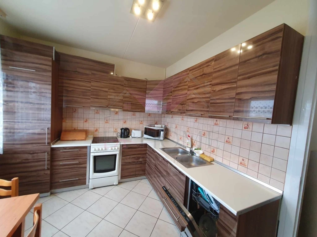 Debrecen Tócóskert városrészben egy 67 m2-es, 3 szobás, 3. emeleti, felújított, erkélyes lakás eladó!