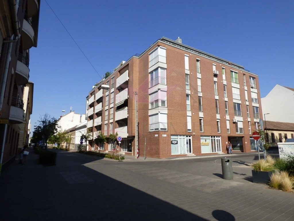 Eladó Debrecen abszolút belvárosában egy 117 m2-es, 5. emeleti, panorámás lakás!