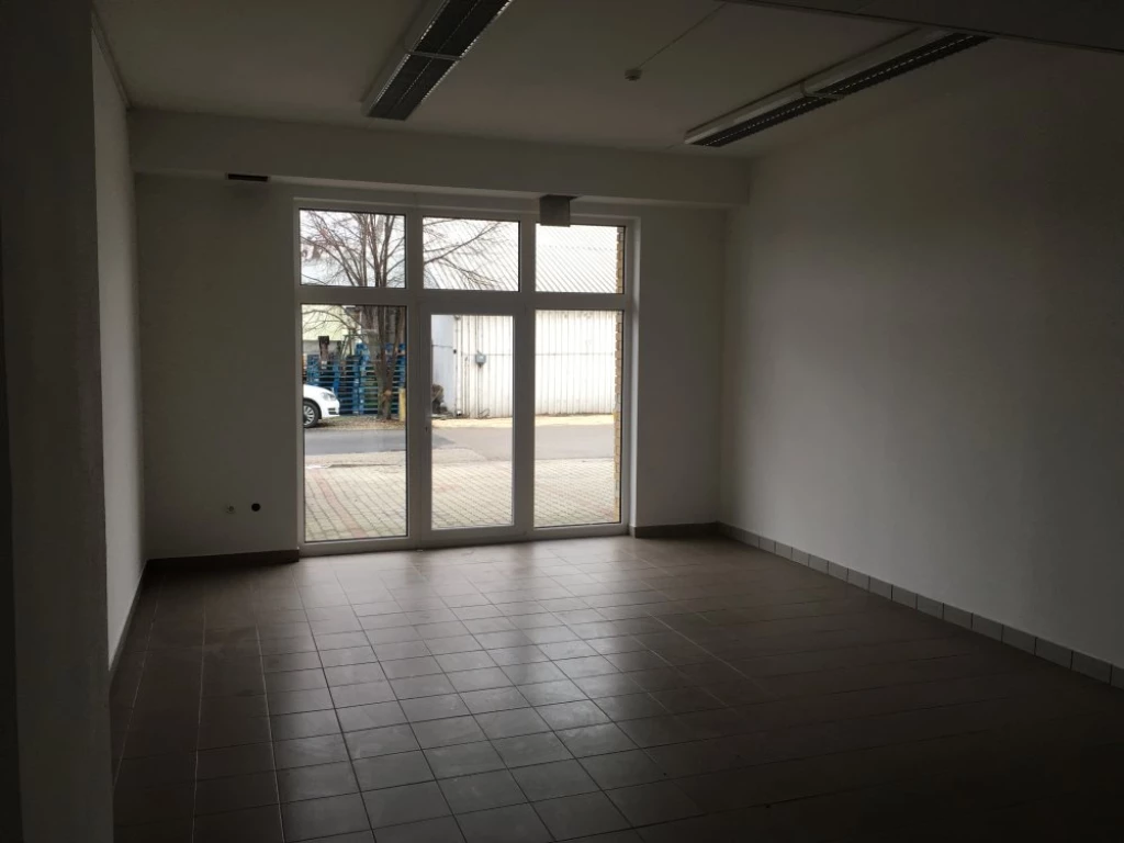 Győr-Somosmajorban felújított épületben 75 m²-es iroda kiadó!