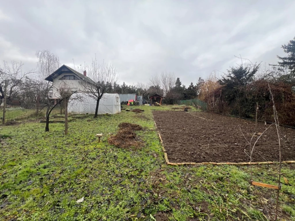 Oroszlány határában, a Bokodi úszófalu közvetlen  közelében egy 760m2 nagyságú, panorámás zártkerti ingatlan eladó!