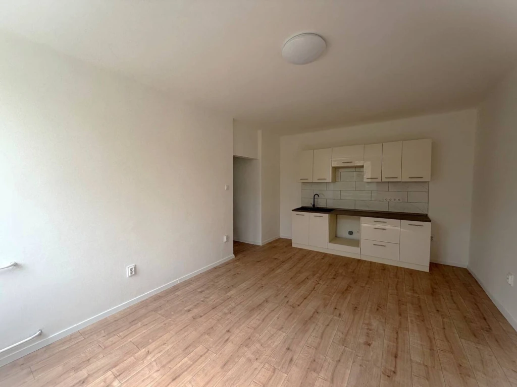 Eladó Társasházi lakás, Oroszlány, Újváros, 41nm, 34900000 Ft