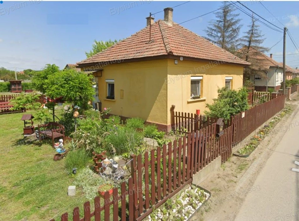 Újszilvás központi részén, rendezett utcában vált eladóvá egy 82 m²-es, összkomfortos családi ház.