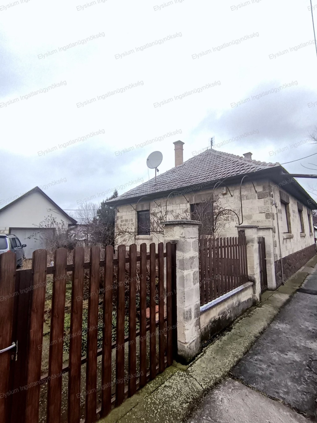 Cegléd frekventált részén családi ház eladó!