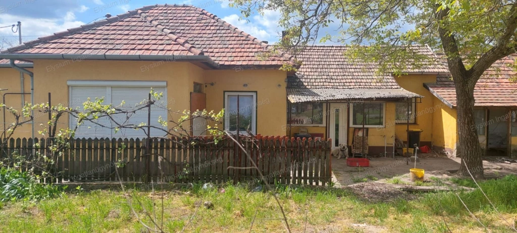 Kőröstetétlen kedvelt részén családi ház eladó!