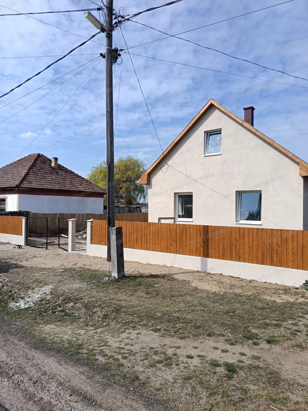 Tégla Családiház nyugodt környezetben eladó Tápiószentmártonban!