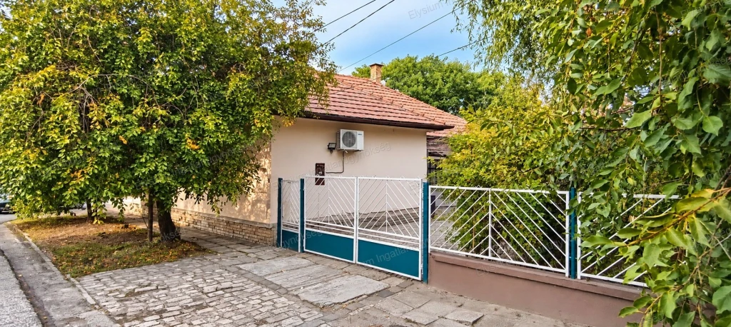 Cegléd csendes részén felújítandó családi ház 1 049 m²-es telken