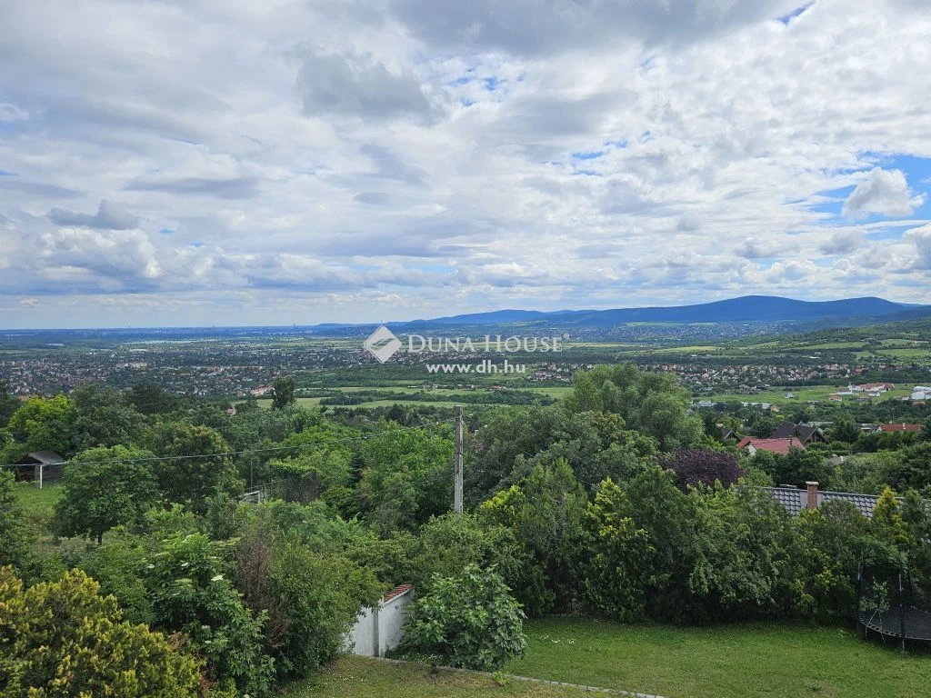 Eladó lakás, Szentendre örökpanorámás lakás, saját kerttel, autóbeállóval.