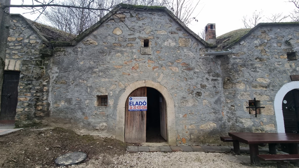 Eladó , Páty