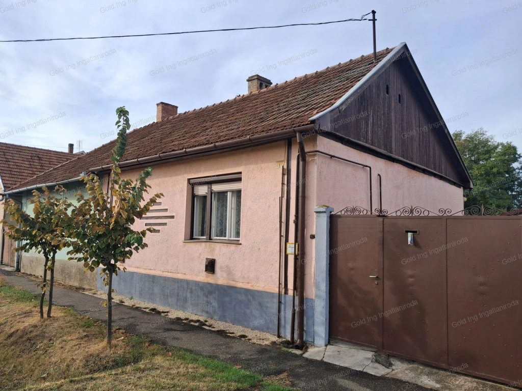 Takaros 2 szobás ház, kis udvarral Jaminában