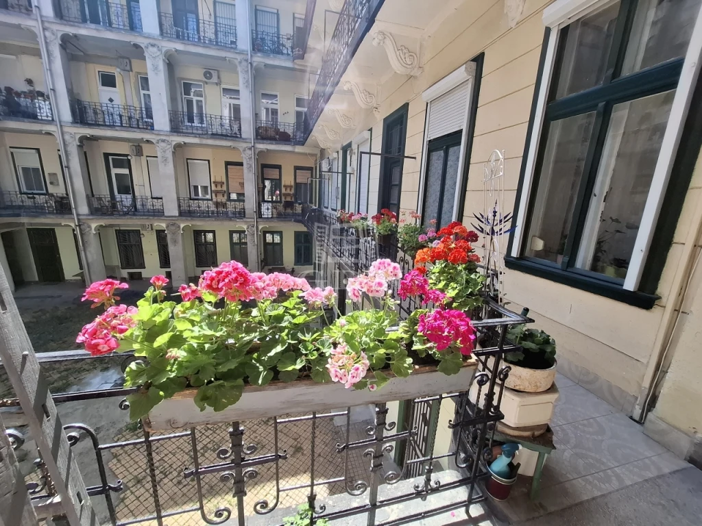 Eladó téglalakás, Budapest VI. kerület, Nagykörúton kívüli terület, Vörösmarty utca