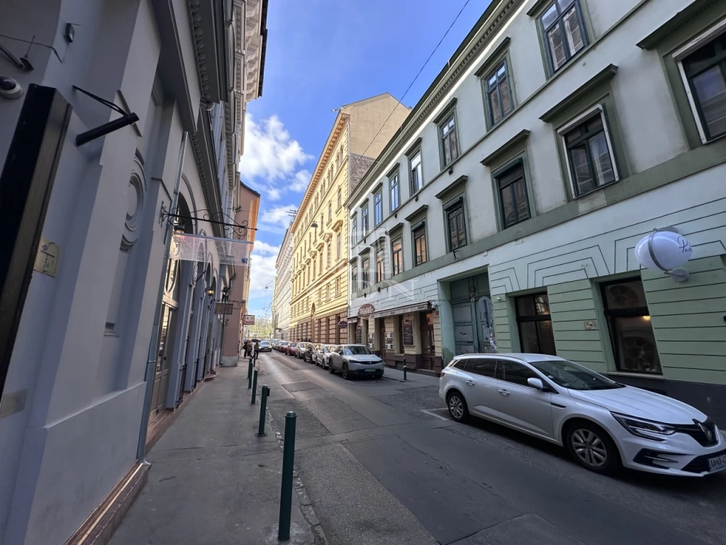 Eladó téglalakás, Budapest VI. kerület, Nagykörúton belüli terület, Deák Ferenc tér közelében