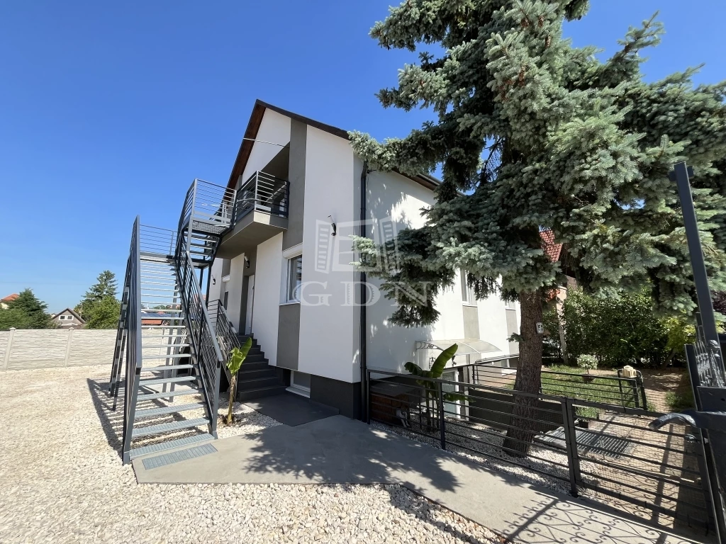 Eladó téglalakás, Fót, Kisalag, Fóton eladó 6 lakásos ház