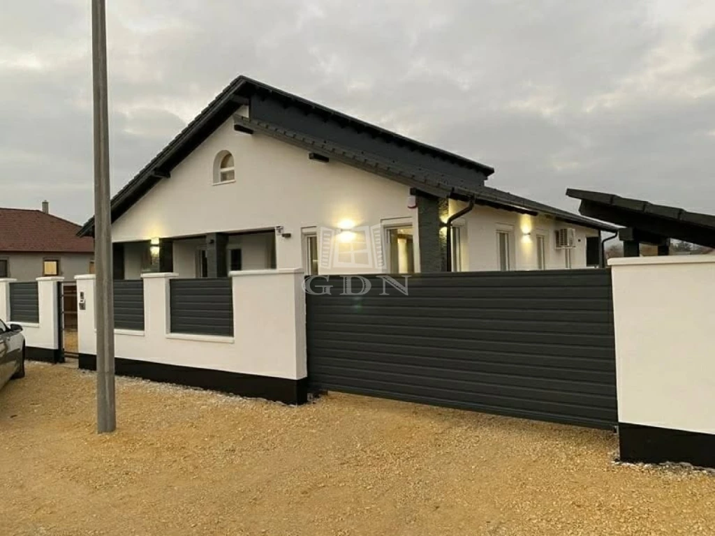 Eladó családi ház, Kakucs, Újszerű környezetben 4 szobás!