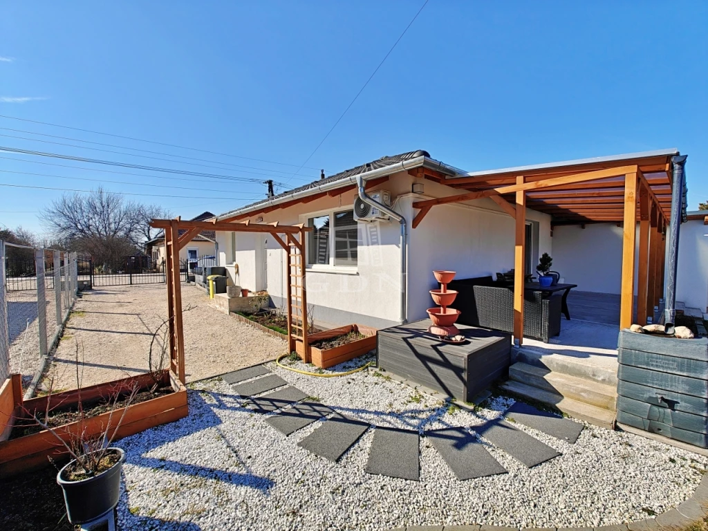 Eladó ikerház, Kakucs, Központ vonzásában Nappali+3 hálós!