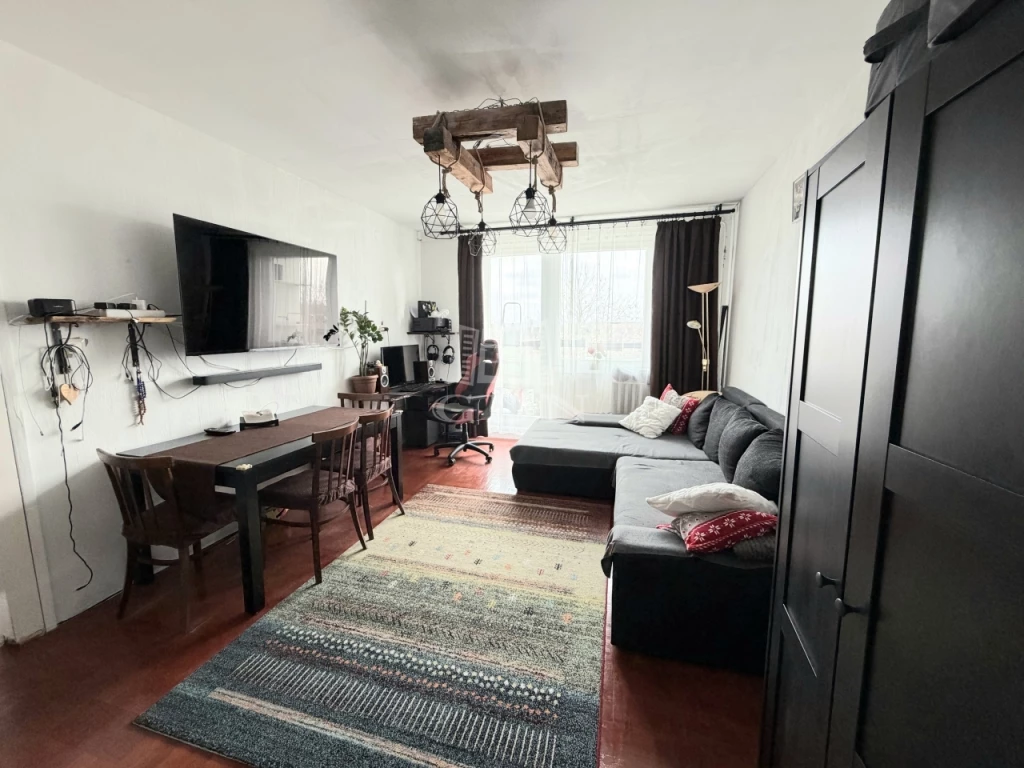 Eladó panellakás, Budapest XV. kerület, kertvárosi környezetben