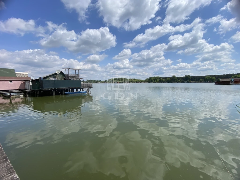 c3-1-name c2-63-name, Bokod, Nyaraló a Bokodi-hűtő tavon