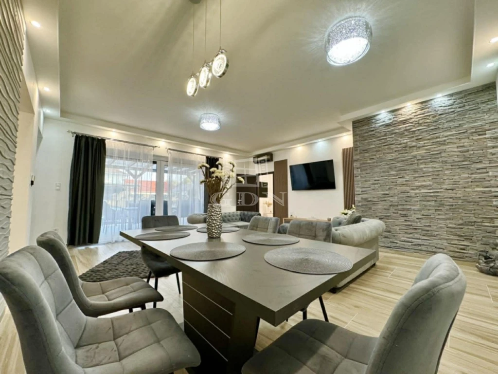 c3-1-name c2-1-name, Budapest XVIII. kerület, központi elhelyezkedés mellett