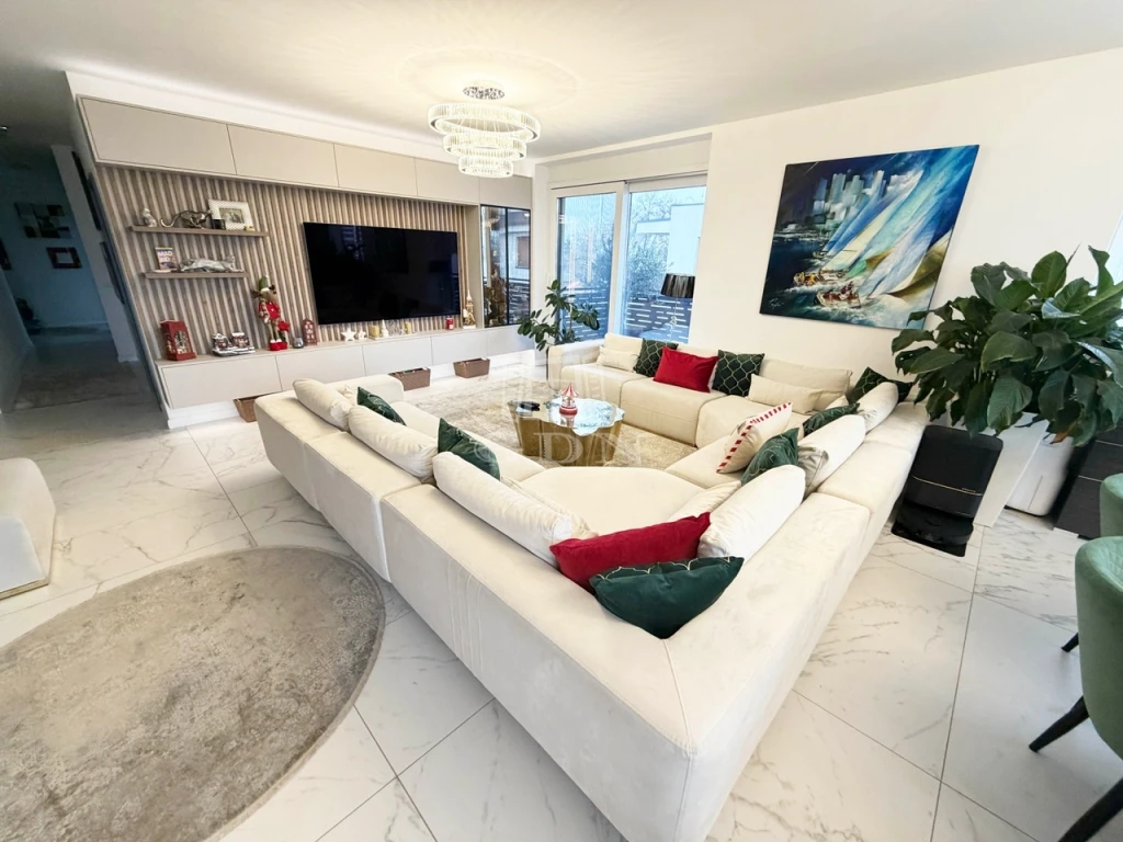 Eladó téglalakás, Budapest XV. kerület, kertvárosi környezetben