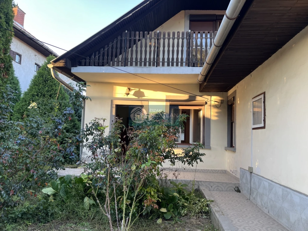 c3-1-name c2-1-name, Szendrő