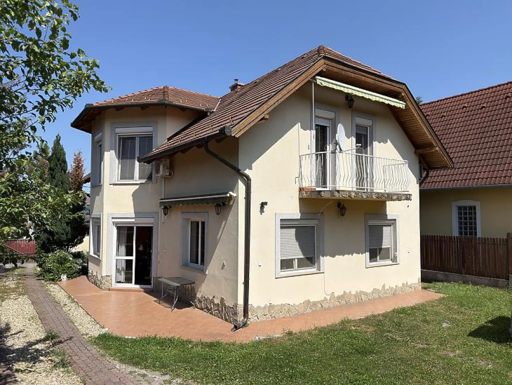 Eladó téglalakás, Szentendre