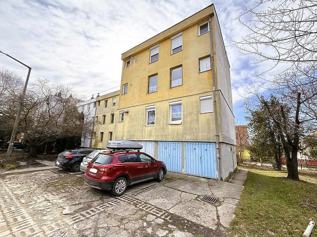 Eladó panellakás, Szentendre