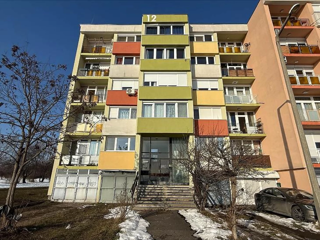 Eladó panellakás, Szentendre