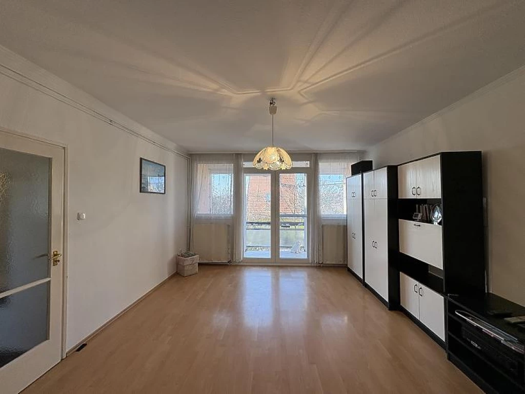 Eladó panellakás, Szentendre