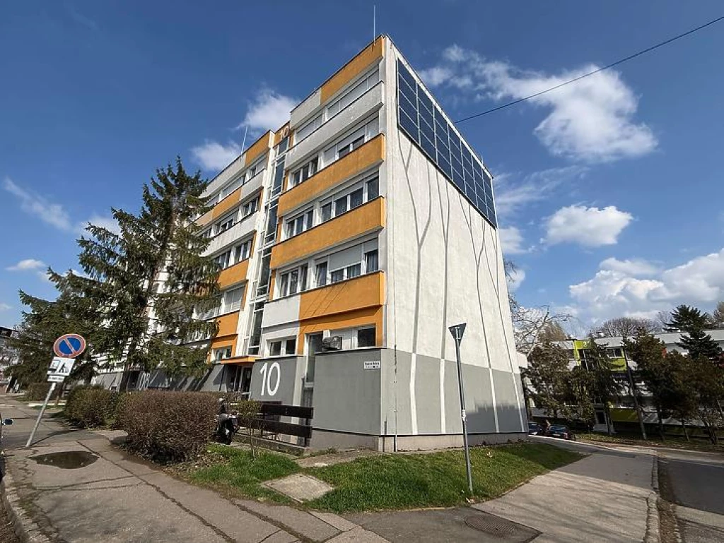 Eladó panellakás, Szentendre