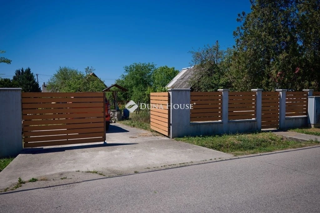Eladó telek, Csörög