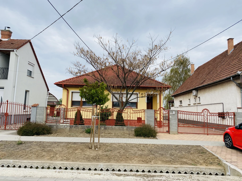 c3-1-name c2-1-name, Újhartyán