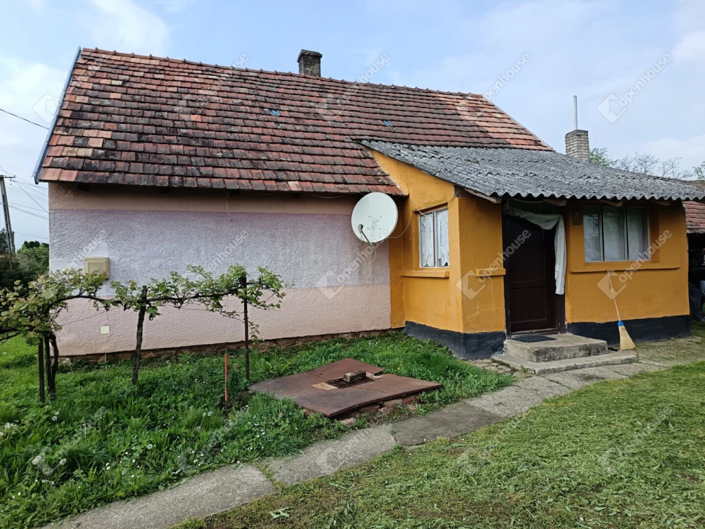 Nagybajomban családi ház eladó