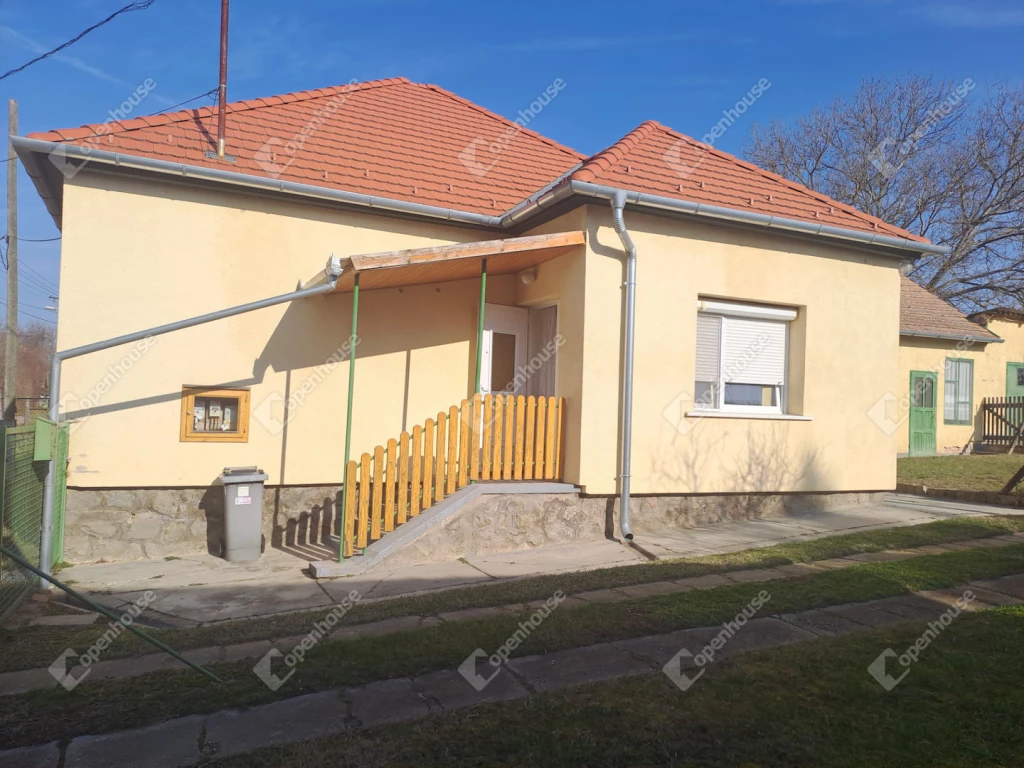 Bikalon, AZ ÉLMÉNYBIRTÓK tő szomszédságában családi ház Eladó.