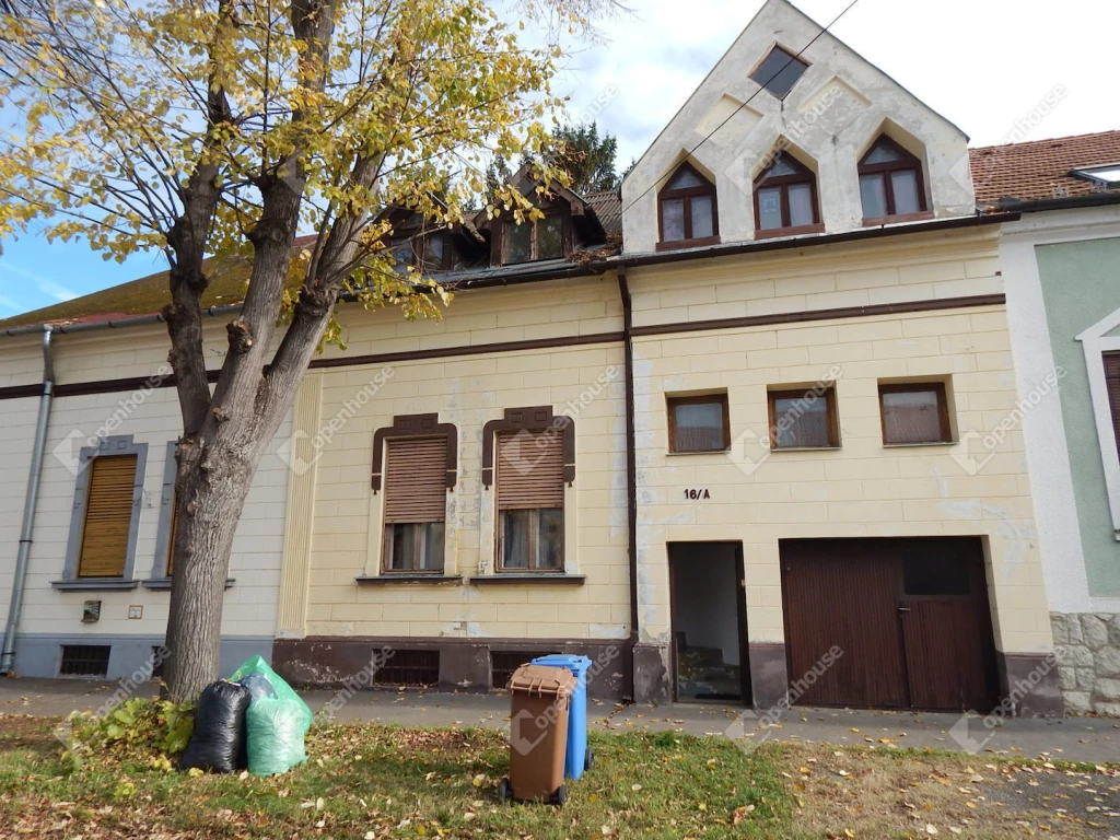 Kaposvár-Tisztviselőtelepen családi ház eladó.